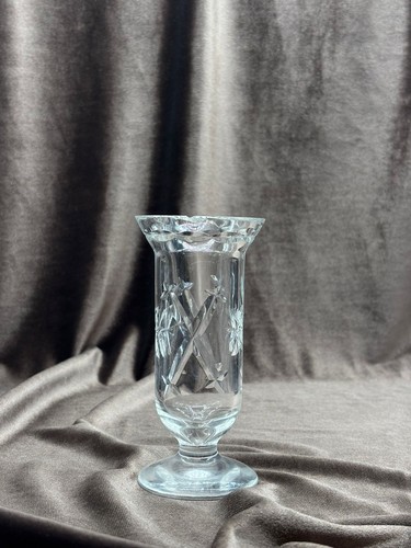 Knospenvase aus geschliffenem